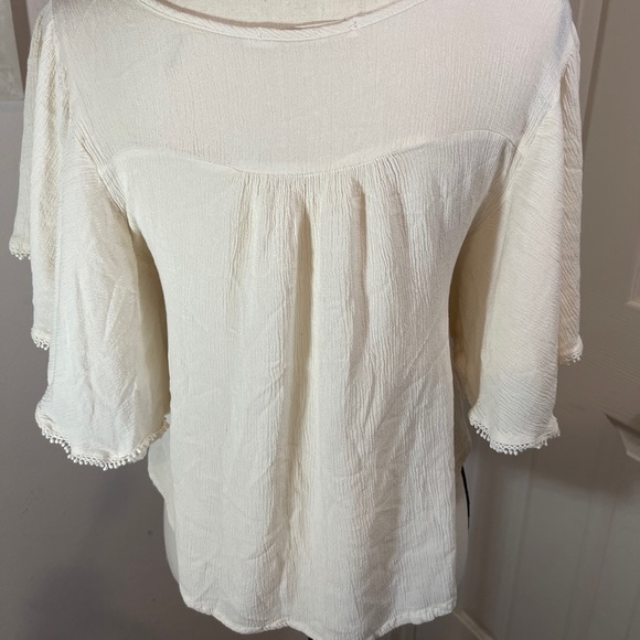 Pastel Embroidery butterfly sleeve top - Picture 2 of 3